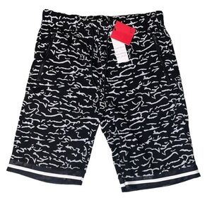 Retro Distrikt Shorts Black & White Shorts Size M